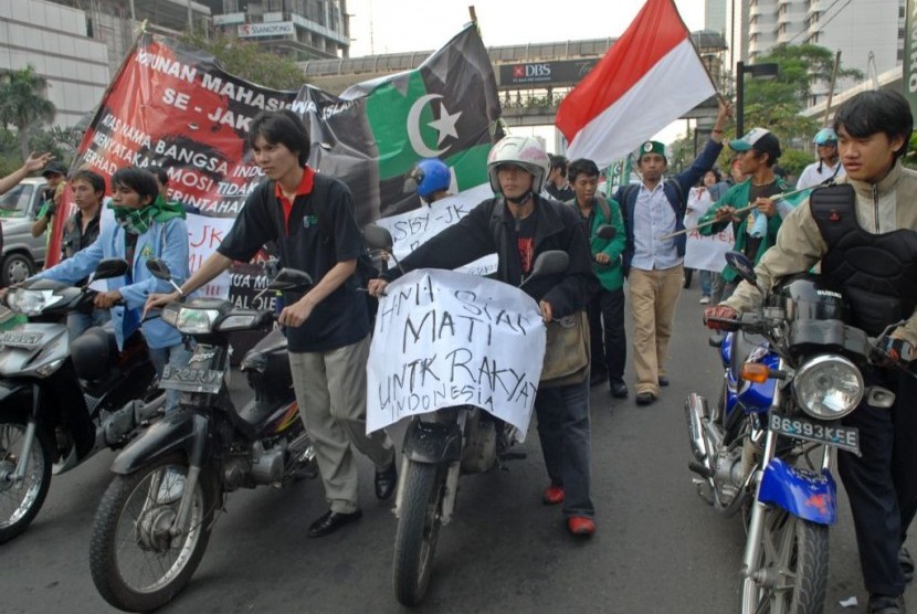 Sejumlah mahasiswa demonstrasi menolak kenaikan harga bahan bakar minyak (BBM).