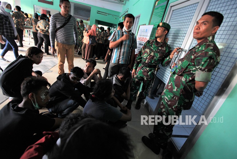 Sejumlah mahasiswa duduk di depan ruang gawat darurat RS Ismoyo Kendari saat menanti jenazah rekannya yang tewas tertembak di Kendari, Sulawesi Tenggara, Kamis (26/9/2019). 
