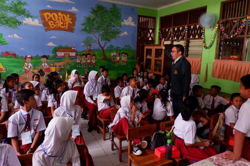 Sejumlah mahasiswa Institut Teknologi Bandung (ITB) yang tergabung dalam BLEMBA 25, bekerja sama dengan Sinergi Foundation, melakukan sosialisasi kesehatan dan sanitasi  kepada tiga ratusan siswa-siswi SDN Kebon Manggis 08 Pagi  dalam acara BLEMBA 25 BISA: Berbagi Inspirasi Bagi Indonesia, Sabtu (7/3).. 