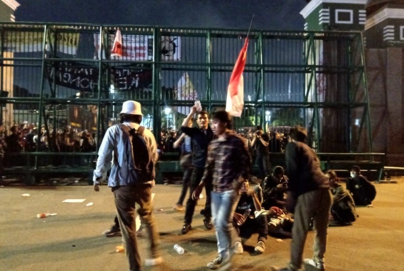 Sejumlah mahasiswa masuk ke halaman Gedung DPR, Senayan, Jakarta, Senin (23/9).