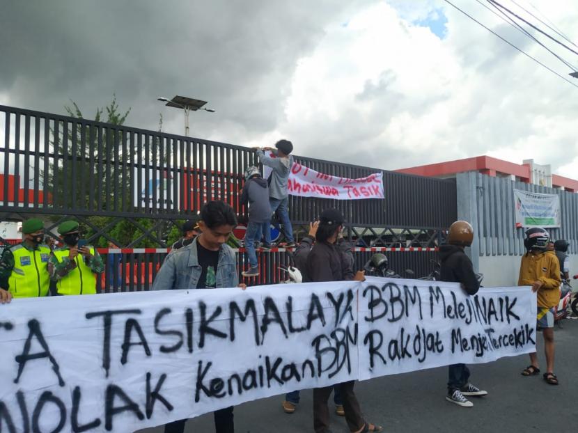  Sejumlah mahasiswa melakukan aksi di Terminal BBM Tasikmalaya, Jalan Garuda, Kecamatan Tawang, Kota Tasikmalaya, Senin (4/4/2022).