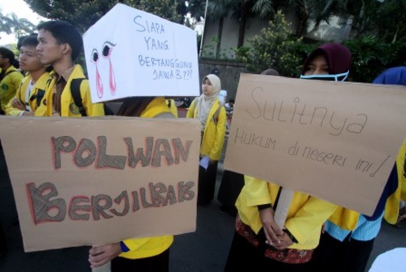 Sejumlah mahasiswa melakukan aksi simpatik jelang hari Kartini di kawasan Bundaran Hotel Indonesia, Jakarta, Ahad (20/4). Dalam aksinya mereka mengajak masyarakat untuk mendukung dan memberikan kebebasan Polwan berjilbab.