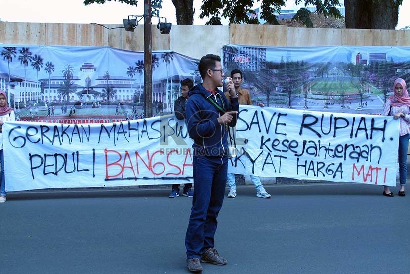   Sejumlah mahasiswa melakukan aksi unjuk rasa selamatkan rupiah dari krisis di Jalan Dipenogoro, Kota Bandung, Jumat (2/10).   (foto : Septianjar Muharam)  