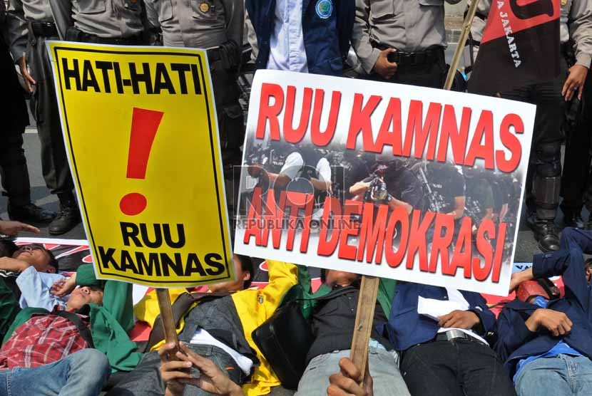  Sejumlah mahasiswa melakukan aksi unjukrasa menolak RUU Keamanan Nasional (Kamnas) di depan Kompleks Parlemen, Senayan, Jakarta, Selasa (23/10).  (Tahta Aidilla/Republika)