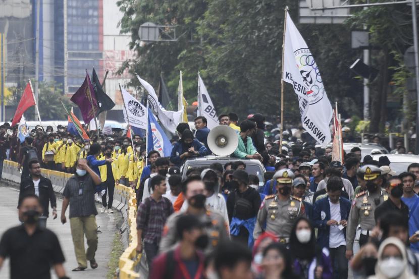 Sejumlah mahasiswa melakukan long march saat menggelar aksi unjuk rasa menuju Simpang Harmoni, Jakarta, Jumar (1/4/2022). Dalam aksinya mereka menolak wacana perpanjangan masa jabatan presiden dan penundaan Pemilu 2024. Pengamat juga menilai Presiden Jokowi melarang untuk membahas penundaan pemilu sudah terlambat.