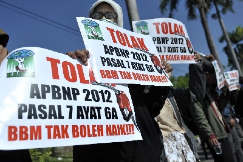 Sejumlah mahasiswa membentangkan tulisan menolak penambahan pasal 7 ayat 6a UU APBN-P/2012 dalam unjukrasa terkait kewenangan pemerintah dalam menaikkan harga bahan bakar minyak (BBM).