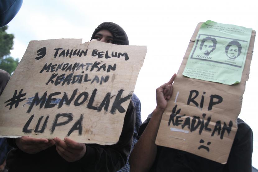 Sejumlah mahasiswa memegang poster foto almarhum Randi dan Yusuf saat unjuk rasa mengenang kematian dua mahasiswa tersebut di Mapolda Sulawesi Tenggara, Kendari, Sulawesi Tenggara, Senin (26/9/2022). Ratusan mahasiswa menggelar unjuk rasa solidaritas untuk mendiang rekan mereka Randi dan Muh Yusuf Kardawi yang meninggal tertembak ketika aksi penolakan RKUHP dan RUU kontroversial lainnya pada September 2019.