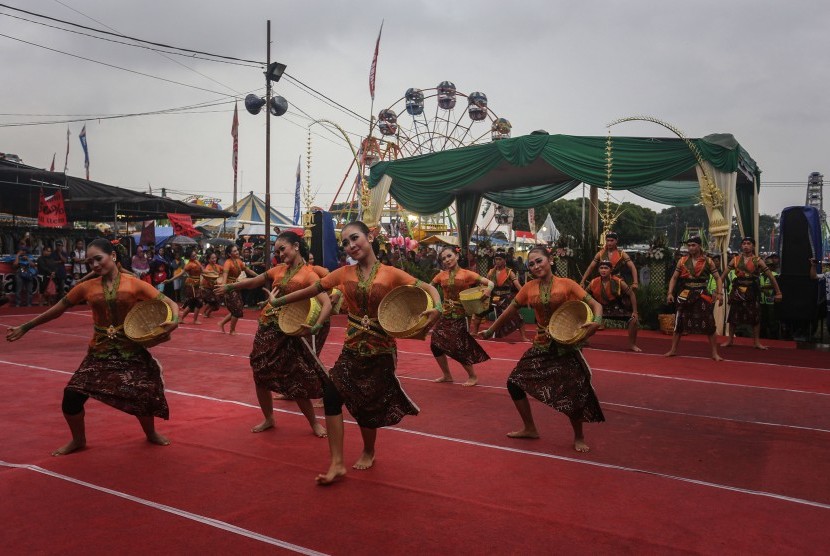 Sejumlah mahasiswa mementaskan tarian saat pembukaan Pasar Malam Perayaan Sekaten (PMPS) di Alun-Alun Utara, Yogyakarta, DI Yogyakarta, Jumat (18/16). 