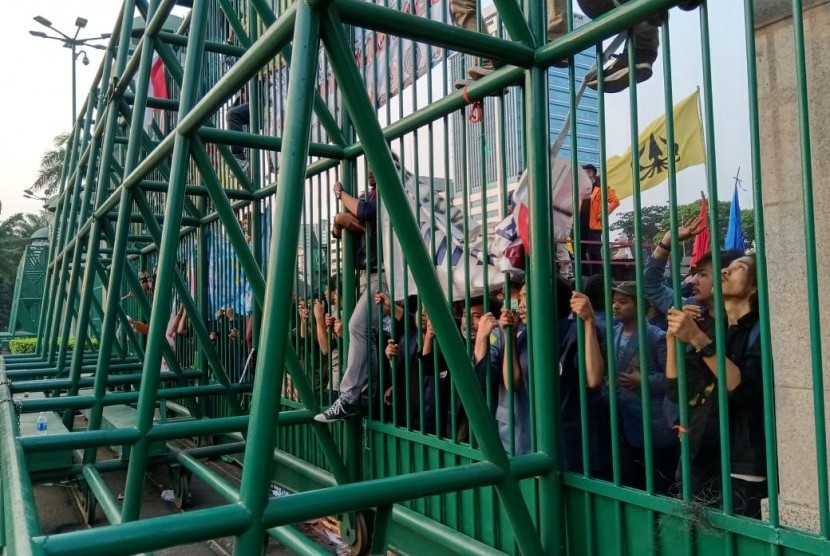 Sejumlah mahasiswa mendorong gerbang Gedung DPR, Senayan, Jakarta, Senin (23/9).