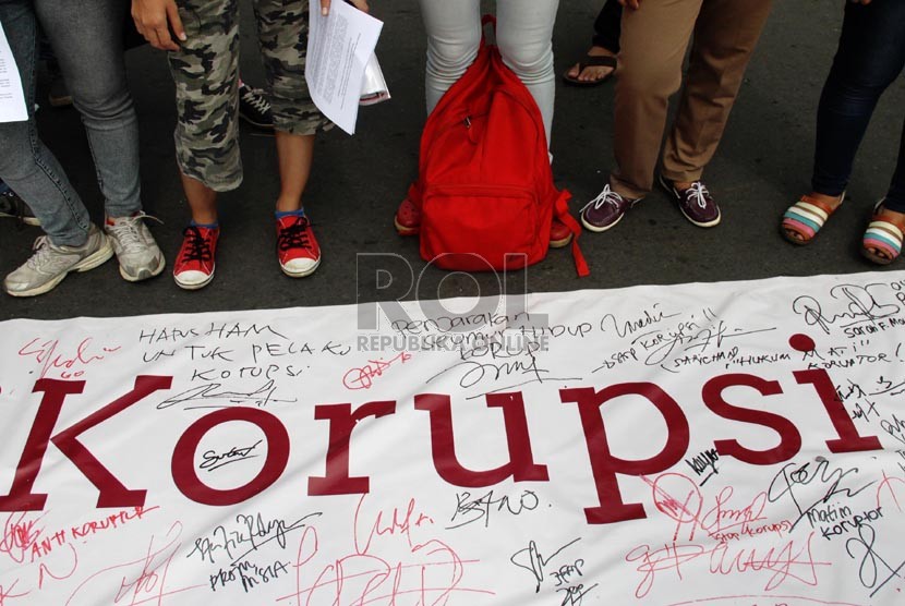  Sejumlah mahasiswa menggelar aksi Perangi Korupsi di Bundaran HI, Jakarta Pusat, Ahad (10/11). (Republika/Yasin Habibi)