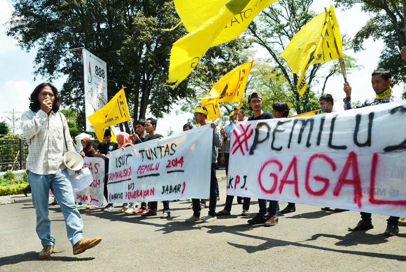 Sejumlah mahasiswa menggelar aksi terkait Pemilu 2014 di depan Gedung Sate, Kota Bandung, Selasa (29/4).