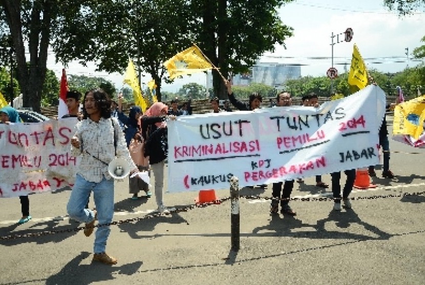 Sejumlah mahasiswa menggelar aksi terkait Pemilu 2014 di depan Gedung Sate, Kota Bandung, Selasa (29/4). 