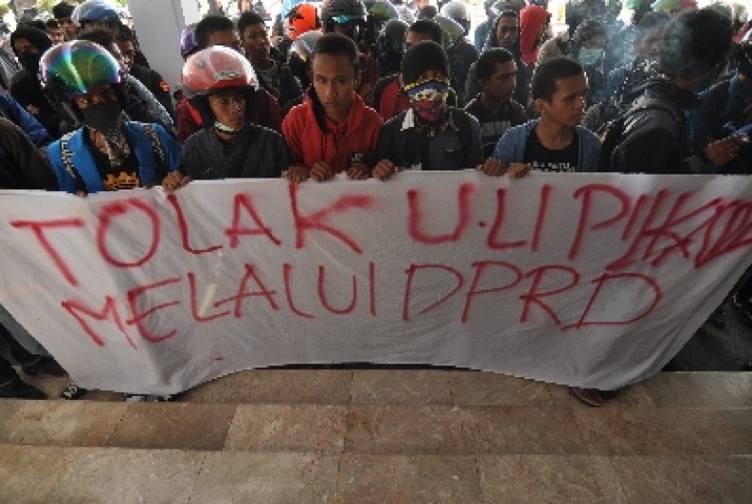 Sejumlah mahasiswa menggelar aksi unjuk rasa di gedung DPRD Sulawesi Tengah di Palu, Selasa (30/9). 