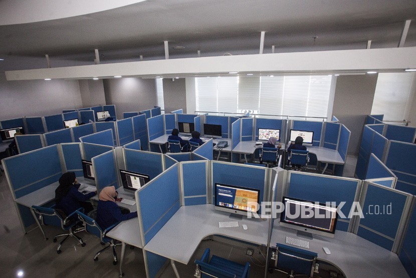 Sejumlah mahasiswa menggunakan fasilitas perpustakaan digital saat peresmian perpustakaan digital di Gedung Digital Library Universitas Negeri Yogyakarta (UNY), Sleman, DI Yogyakarta, Jumat (13/7).