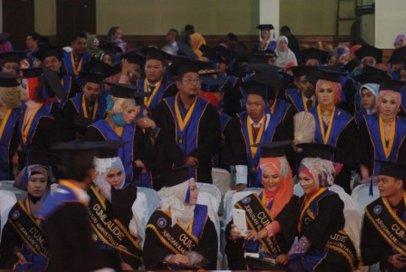 Sejumlah mahasiswa mengikuti acara wisuda perguruan tinggi STISIP Bina Putra Banjar yang dinonaktifkan oleh Kementrian Riset Teknologi dan Pendidikan Tinggi (Kemenristek Dikti) di Gedung Graha Bakti Banjar Idaman (GBI), Mekarsari, Banjar, Jawa Barat, Selas