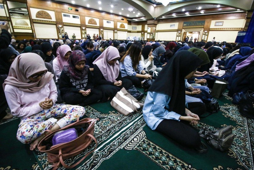 Sejumlah mahasiswa mengikuti doa bersama di Universitas Al Azhar, Jakarta, Kamis (26/9/2019). Kegiatan tersebut digelar untuk mendoakan kesembuhan mahasiswa Universitas Al Azhar Faisal Amir yang menjadi korban kerusuhan saat melakukan unjuk rasa tolak RUU KUHP di depan gedung DPR. 