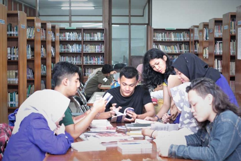 Sejumlah mahasiswa prodi Bahasa Prancis STBA Yapari-ABA, Bandung 