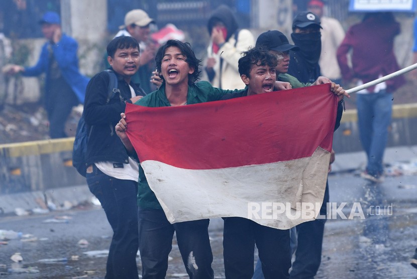 Sejumlah mahasiswa terlibat kericuhan saat berunjuk rasa di depan kompleks Parlemen di Jakarta, Selasa (24/9/2019).
