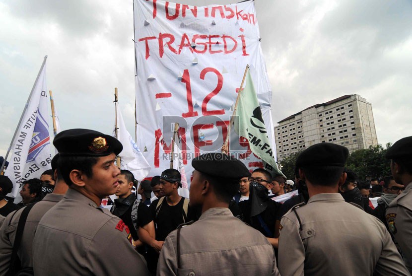 Sejumlah mahasiswa Trisakti menggelar aksi unjuk rasa di depan Istana Merdeka, Jakarta, Rabu (22/5).     (Republika/Wihdan Hidayat)