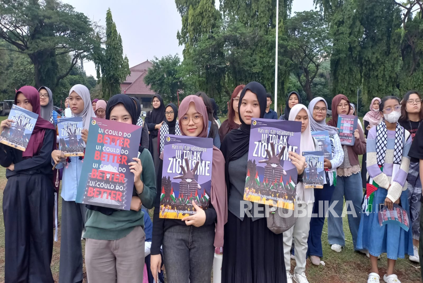 Sejumlah mahasiswa UI yang tergabung dalam UI Students for Justice in Palestine melakukan aksi mengecam sikap kampus yang mengundang tokoh pro zionis Prof Peter Berkowitz di kawasan Kampus UI, Senin (25/8/2025)