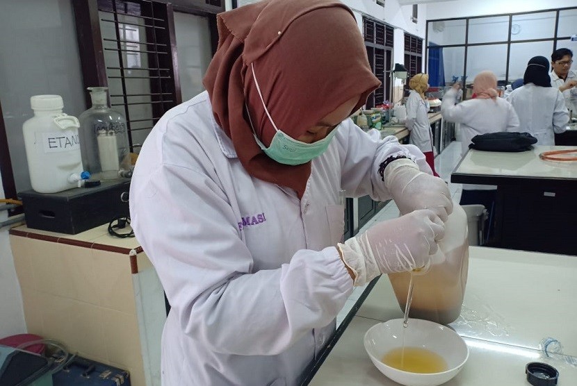 Sejumlah mahasiswa UMM berhasil menemukan gel anti penuaan dari kulit semangka. Humas Universitas Muhammadiyah Malang (UMM).