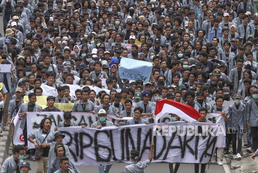 Sejumlah mahasiswa Universitas Gunadarma berunjuk rasa di Kampus D Gunadarma, Depok, Jawa Barat, Senin (9/3/2020).(Antara/Asprilla Dwi Adha)
