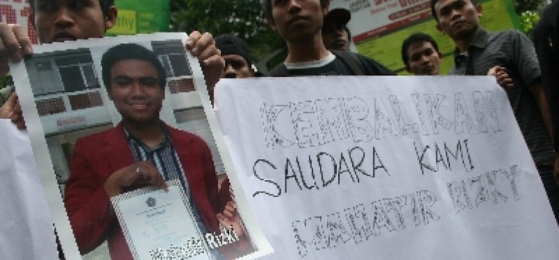 Sejumlah mahasiswa Universitas Muhammadiyah Malang (UMM) membawa poster dan foto rekan mereka yang diduga diculik oleh aktivis NII.