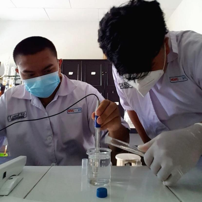 Sejumlah mahasiswa Universitas Muhammadiyah Malang (UMM) menciptakan alat medical wristband.