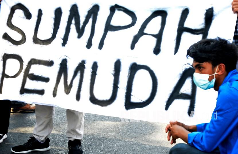 Sejumlah mahasiswa Universitas Muhammadiyah (Unismuh) Makassar berunjuk rasa di depan kampus Unismuh Makassar, Sulawesi Selatan, Rabu (28/10/2020). Unjuk rasa mahasiswa dalam rangka memperingati hari Sumpah Pemuda tersebut mendesak pemerintah agar membatalkan UU Cipta Kerja karena dinilai merugikan para pekerja.