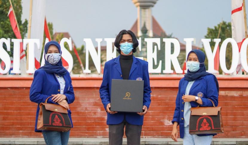 Sejumlah mahasiswa Universitas Negeri Yogyakarta (UNY) membuat kerajinan tas jinjing kulit sapi asli dipadukan kain batik tulis.