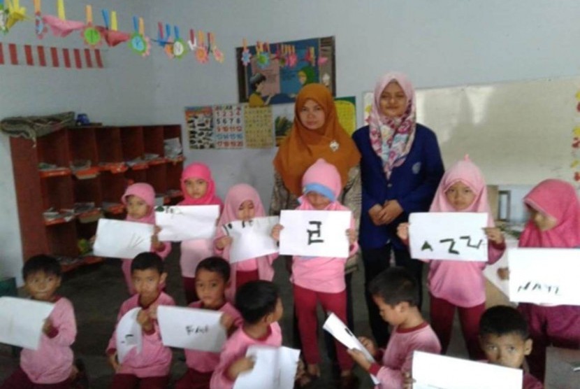 Sejumlah mahasiswa Universitas Negeri Yogyakarta (UNY) saat mengenalkan Alphabet Book Smartkids Desa Sidoharjo, Kecamatan Samigaluh, Kabupaten Kulonprogo. 