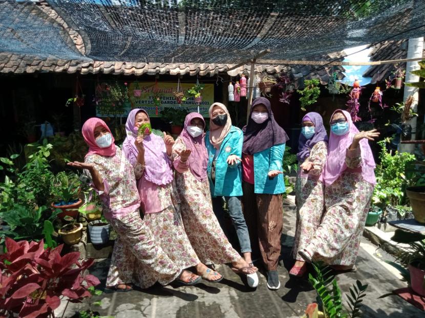 Sejumlah mahasiswa Universitas Sebelas Maret (UNS) Solo mengadakan program pemberdayaan ibu-ibu di Desa Kertonatan, Kecataman Kartasura, Kabupaten Sukoharjo, Jawa Tengah. 