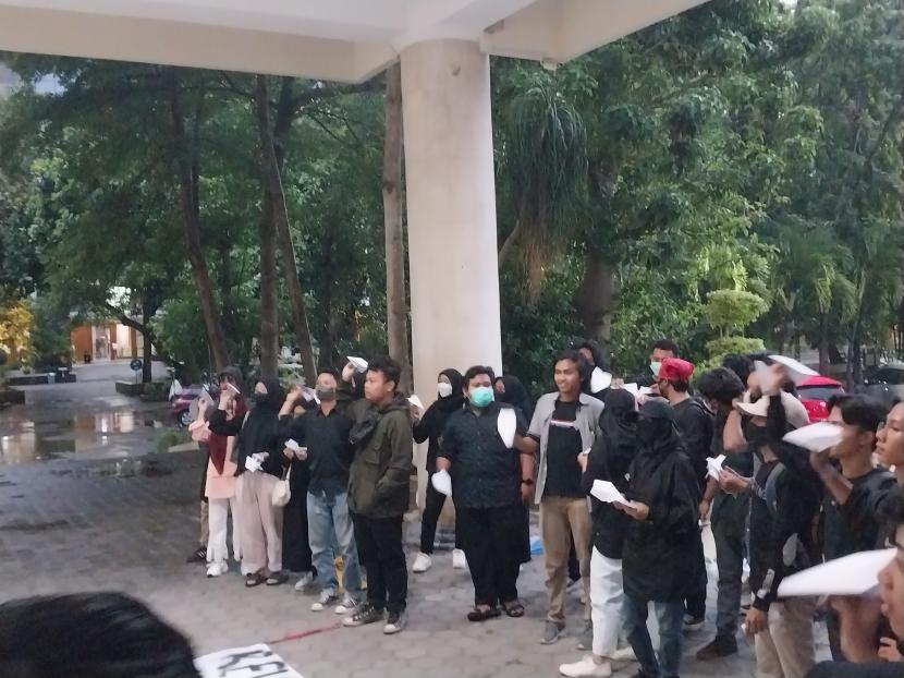  Sejumlah mahasiswa UNY melakukan unjuk rasa menuntut perbaikan sistem tata kelola dalam menentukan UKT mahasiswa di Gedung Rektorat UNY.