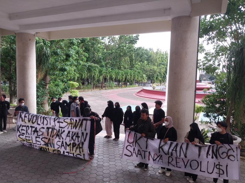  Sejumlah mahasiswa UNY melakukan unjuk rasa menuntut perbaikan sistem tata kelola dalam menentukan UKT mahasiswa di Gedung Rektorat UNY.