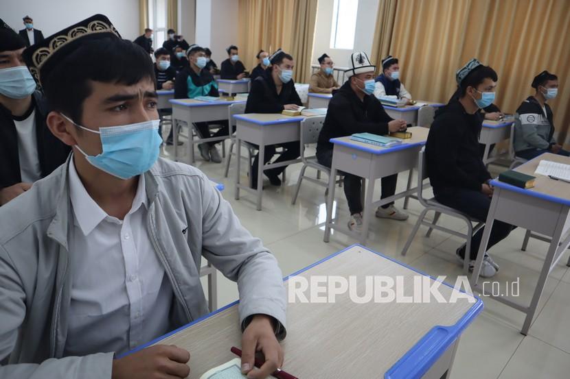 Sejumlah mahasiswa Xinjiang Islamic Institute (XII) Urumqi, Daerah Otonomi Xinjiang, China, menirukan bacaan ayat Al Quran dari pengajar di kelas Al Quran dan Al Hadis, Kamis (22/4/2021). Kampus XII tersebar di delapan kota di Xinjiang, sedangkan di Urumqi sendiri terdapat 889 mahasiswa jenjang sarjana dan pascasarjana dari kalangan etnis minoritas Muslim Uighur. 