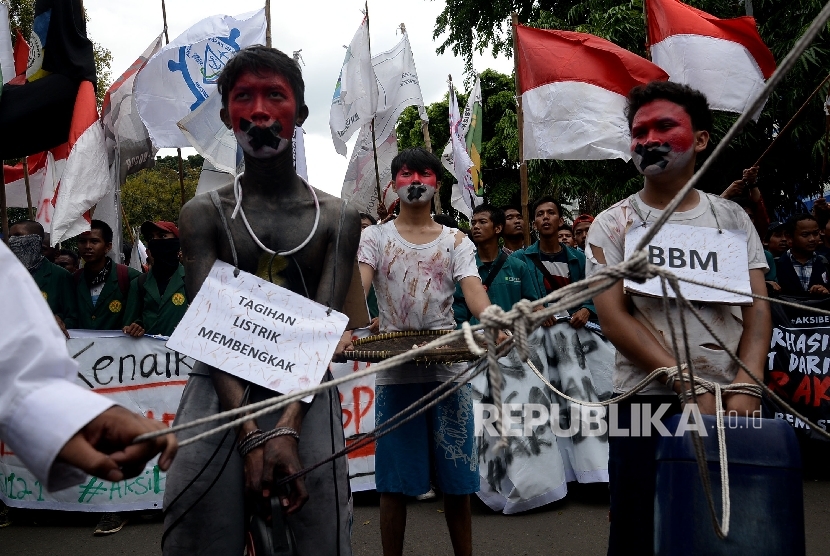 Sejumlah mahasiswa yang tergabung BEM Seluruh Indonesia melakukan aksi bela rakyat 121 di Depan Isatan meredeka, Jakarta, Kamis (12/1). 