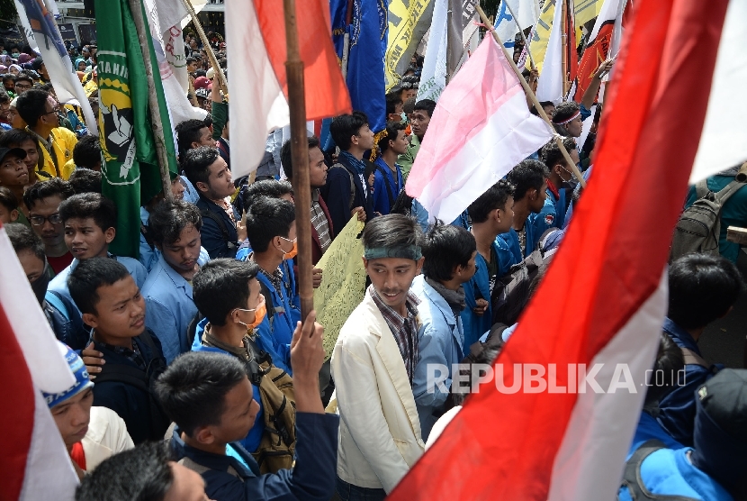 Sejumlah mahasiswa yang tergabung BEM Seluruh Indonesia melakukan aksi bela rakyat 121 di Depan Isatan meredeka, Jakarta, Kamis (12/1).