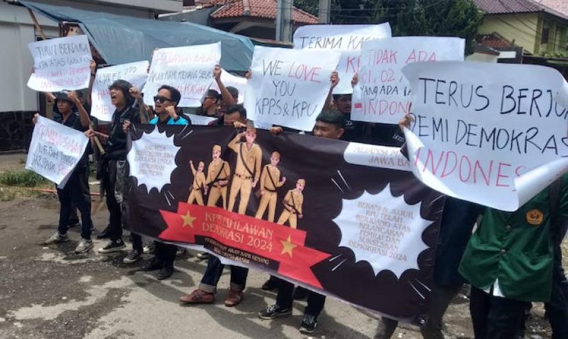 Sejumlah mahasiswa yang tergabung dalam Aliansi Aktivis Jabar menggelar aksi simpatik di Kantor Komisi Pemilihan Umum (KPU) Provinsi Jawa Barat (Jabar), Kota Bandung, Ahad (25/2/2024). 
