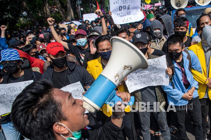 Sejumlah mahasiswa yang tergabung dalam Aliansi BEM se-Sumatera Selatan berdemo di depan Kantor DPRD Provinsi Sumatera Selatan, Palembang, Rabu (7/10). Pada hari ini, BEM Seluruh Indonesia menggelar demontrasi di Jakarta. (ilustrasi)