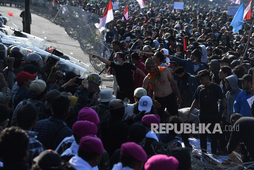 Sejumlah mahasiswa yang tergabung dalam Aliansi Mahasiswa Jawa Timur melakukan aksi unjuk rasa di depan gedung DPRD Jatim, Surabaya, Jawa Timur, Kamis (26/9/2019).