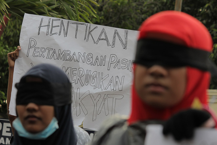 Sejumlah mahasiswa yang tergabung dalam Aliansi Mahasiswa Peduli Kemanusiaan (AMPK) berunjuk rasa di depan Polda Jatim Surabaya, Jawa Timur, Senin (28/9). 