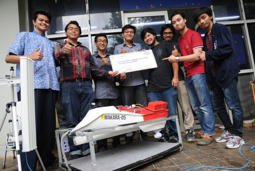 Sejumlah mahasiswa yang tergabung dalam Autonomous Marine Vehicle Team Universitas Indonesia (AMV UI) mengecek mesin kapal tanpa awak Makara-05 hasil karya mereka di Ruang Robot FTUI, Depok, Jawa Barat, Rabu (20/7). 