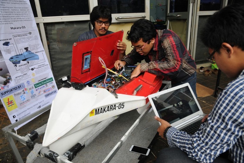 Sejumlah mahasiswa yang tergabung dalam Autonomous Marine Vehicle Team Universitas Indonesia (AMV UI) mengecek mesin kapal tanpa awak Makara-05 hasil karya mereka di Ruang Robot FTUI, Depok, Jawa Barat, Rabu (20/7). 