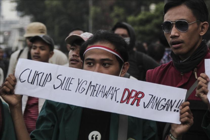 Sejumlah mahasiswa yang tergabung dalam Badan Eksekutif Mahasiswa Indonesia (BEM SI) menggelar demonstrasi di Jalan Gatot Subroto di Jakarta, Indonesia pada 01 Oktober 2019. Dalam aksinya mereka meminta kepada pemerintah untuk membatalkan revisi Undang-Undang Komisi Pemberantasan Korupsi (KPK), dan Rancangan Undang Undang Hukum Pidana.