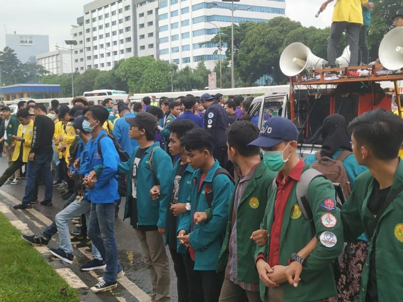 Sejumlah mahasiswa yang tergabung dalam Badan Eksekutif Mahasiswa Seluruh Indonesia (BEM SI) menggelar aksi demo tolak RUU Omnibus Law Cipta Kerja di Kompleks Parlemen, Senayan, Jakarta, Rabu (4/4). 