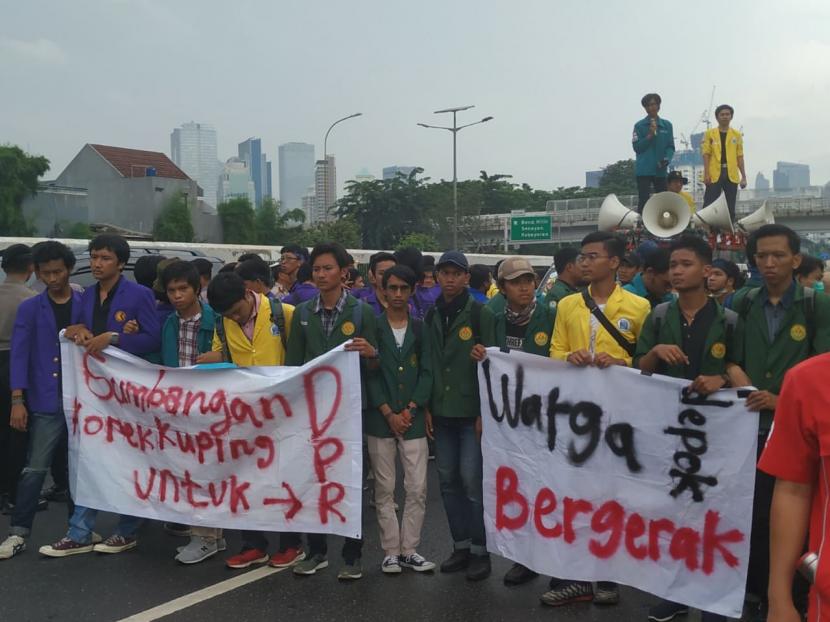 [Dokumentasi] Mahasiswa yang tergabung dalam Badan Eksekutif Mahasiswa Seluruh Indonesia (BEM SI) menggelar aksi demo tolak RUU Omnibus Law Cipta Kerja di Kompleks Parlemen, Senayan, Jakarta. 