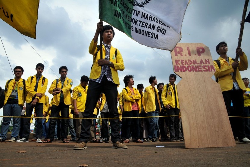 Sejumlah mahasiswa yang tergabung dalam Badan Eksekutif Mahasiswa Universitas Indonesia (BEM UI) berdemonstrasi memperingati 15 tahun reformasi di depan Istana Negara, Jakarta, Selasa, (21/5). Dalam aksinya, BEM UI mendesak Presiden Susilo Bambang Yudhoyon