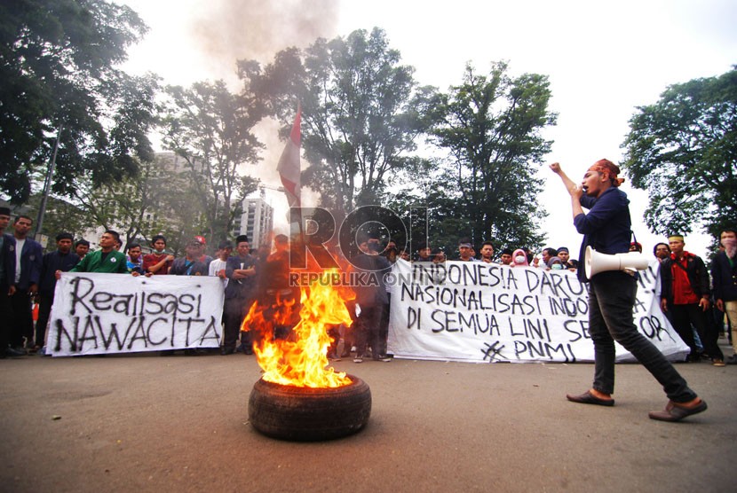 Sejumlah mahasiswa yang tergabung dalam forum pertemuan Nasional Mahasiswa Indonesia melakukan aksi unjuk rasa mengkritisi satu tahun kepemimpinan Jokowi - Jusuf Kala di Jalan Dipenogoro, Kota Bandung, Senin (19/10). ( Foto : Septianjar Muharam )