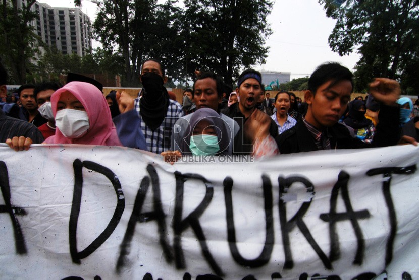 Sejumlah mahasiswa yang tergabung dalam forum pertemuan Nasional Mahasiswa Indonesia melakukan aksi unjuk rasa mengkritisi satu tahun kepemimpinan Jokowi - Jusuf Kala di Jalan Dipenogoro, Kota Bandung, Senin (19/10). ( Foto : Septianjar Muharam )