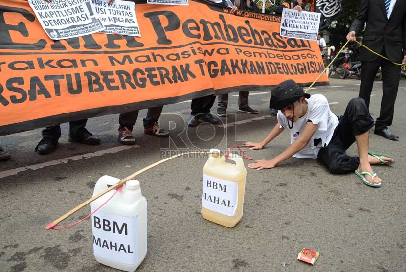   Sejumlah mahasiswa yang tergabung dalam Gerakan Mahasiswa Pembebasan,  melakukan aksi teatrikal menolak rencana kenaikan harga BBM di Bandung, Selasa (23/4).      (Republika/Edi Yusuf)